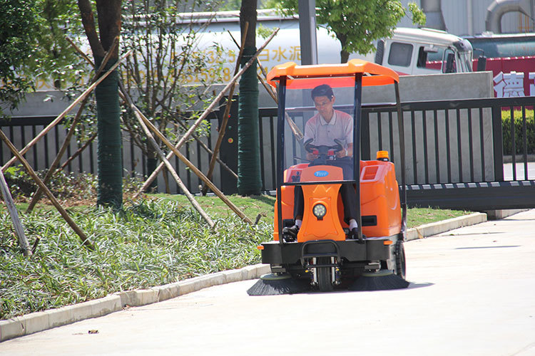 驾驶式扫地车在清扫道路